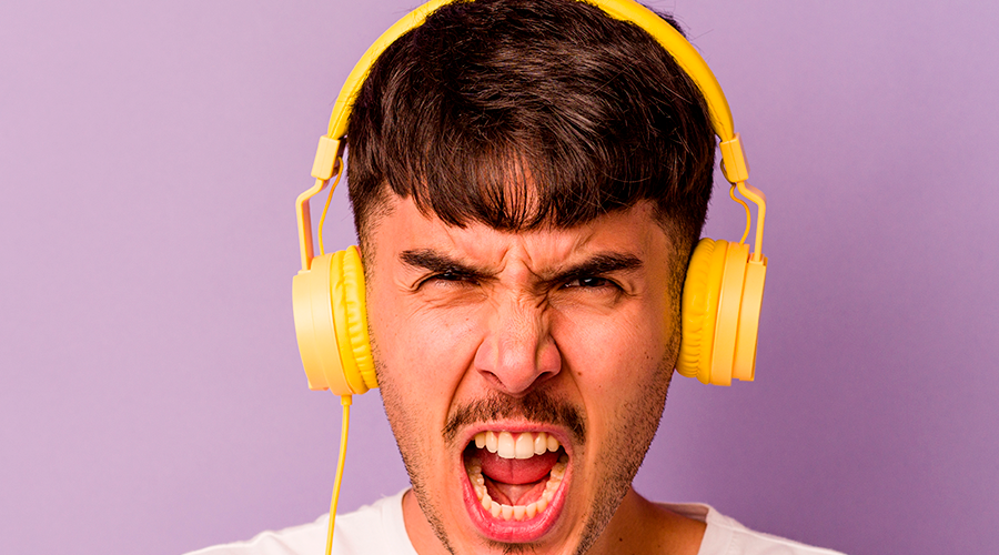 Hombre gritando simulando estar cabreado con un videojuego